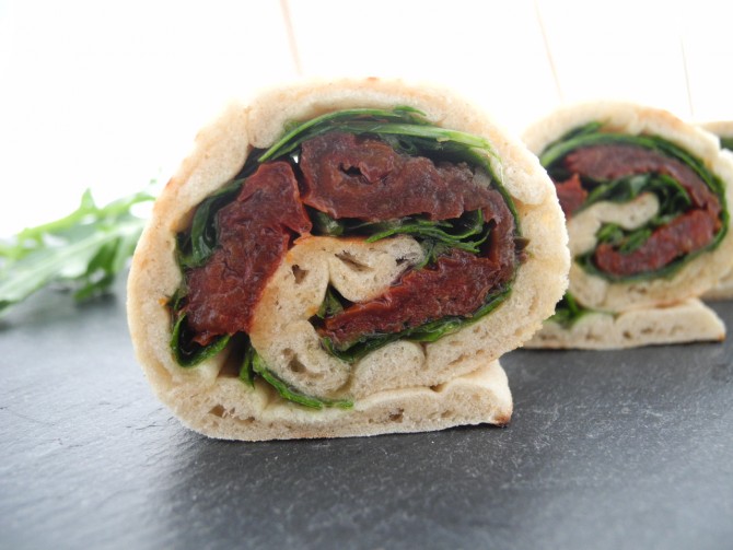 Rolle Ruccola getrocknete Tomate