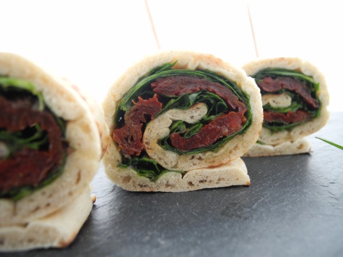 Rolle Ruccola getrocknete Tomate