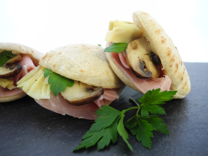 Mini Pita Kochschinken, Champignons und Artischocken