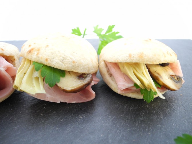 Mini Pita Kochschinken, Champignons und Artischocken