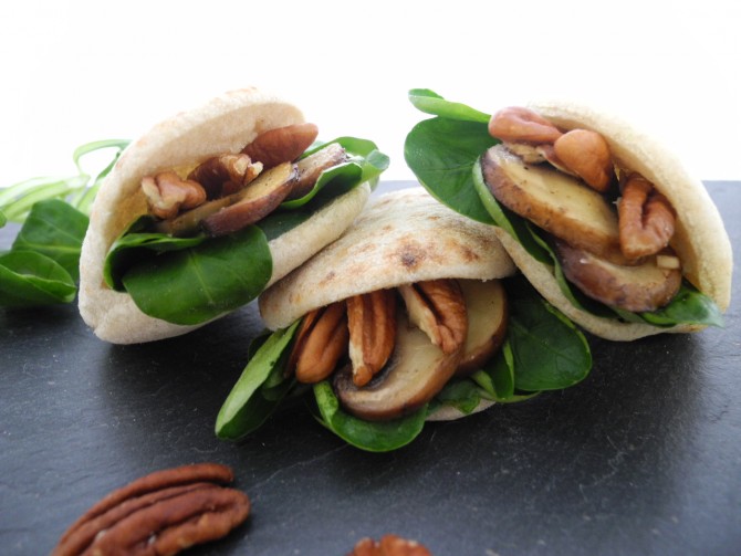 Mini Pita Pilze, Nüsse und Nüsslisalat