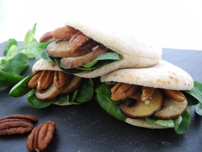 Mini Pita Pilze, Nüsse und Nüsslisalat