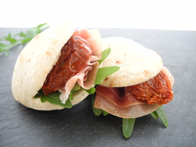 Mini Pita Rohschinken, Rucola und getrockneten Tomaten