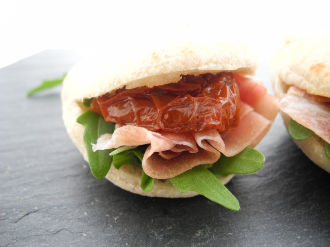 Mini Pita Rohschinken, Rucola und getrockneten Tomaten