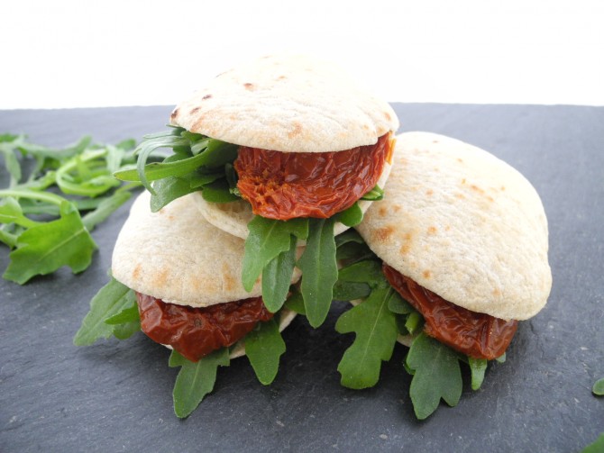 Mini Pita Rohschinken, Rucola und getrockneten Tomaten