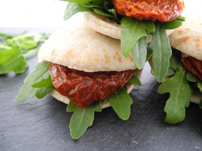 Mini Pita Ruccola und getrockneten Tomaten