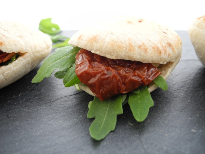 Mini Pita Ruccola und getrockneten Tomaten