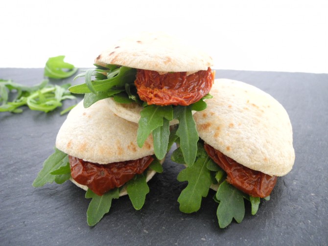 Mini Pita Ruccola und getrockneten Tomaten