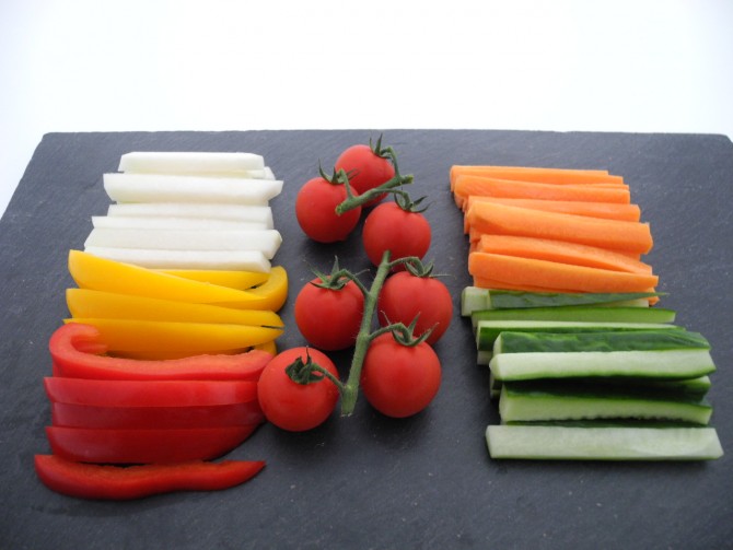Platte Gemüsesticks mit 2 Dips
