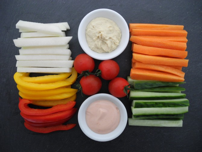 Platte Gemüsesticks mit 2 Dips
