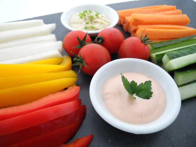 Platte Gemüsesticks mit 2 Dips