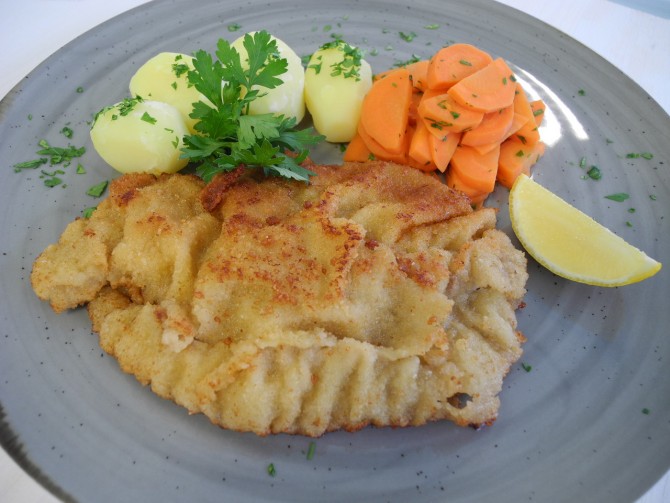 Wiener Schnitzel mit saisonalem Gemüse und Petersilienkartoffeln
