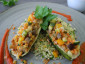 Vegetarisch oder vegan gefüllte Zucchini auf Kräutercouscous mit Tomatensauce