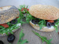 Bagel mit Frischkäse, Ruccola, Oliven und getrockneten Tomaten