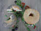 Bagel mit Frischkäse, Ruccola, Oliven und getrockneten Tomaten