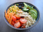 Regenbogen Quinoa Bowl mit Poulet, glutenfrei