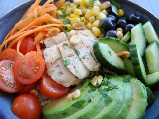 Regenbogen Quinoa Bowl mit Poulet, glutenfrei