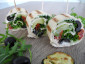 Rolle Frischkäse, Zucchini grilliert, getrocknete Tomate, Oliven & Rucola