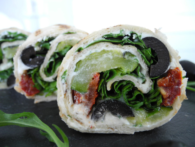 Rolle Frischkäse, Zucchini grilliert, getrocknete Tomate, Oliven & Rucola
