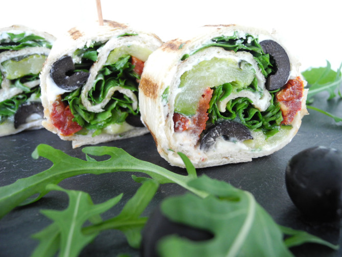 Rolle Frischkäse, Zucchini grilliert, getrocknete Tomate, Oliven & Rucola