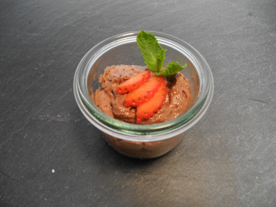 Macchiatomousse mit frischen Beeren