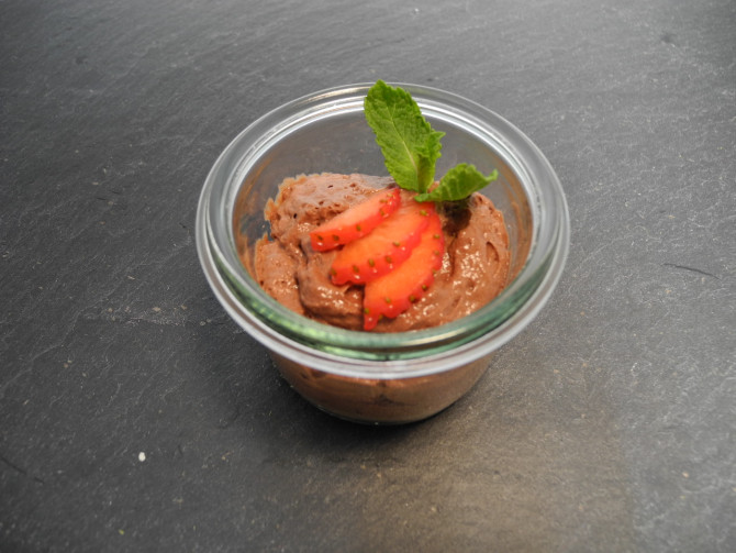 Macchiatomousse mit frischen Beeren