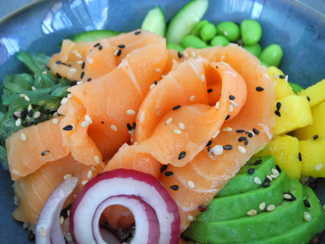 Poke Bowl mit Sashimi Lachs