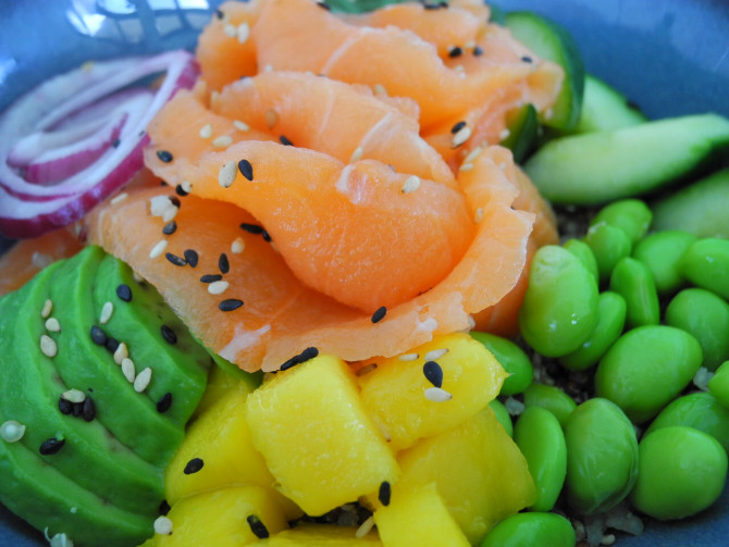 Poke Bowl mit Sashimi Lachs