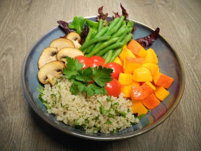 Quinoa Bowl mit saisonalen Zutaten