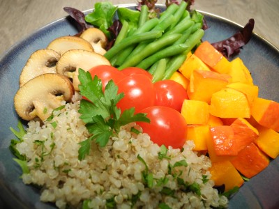 Quinoa Bowl mit saisonalen Zutaten