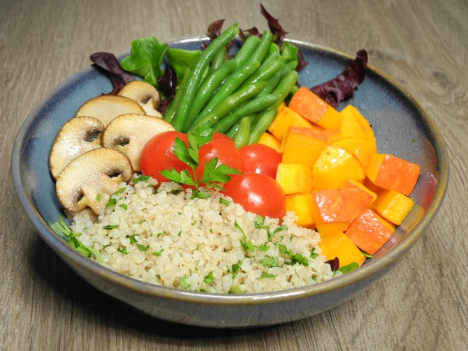 Quinoa Bowl mit saisonalen Zutaten