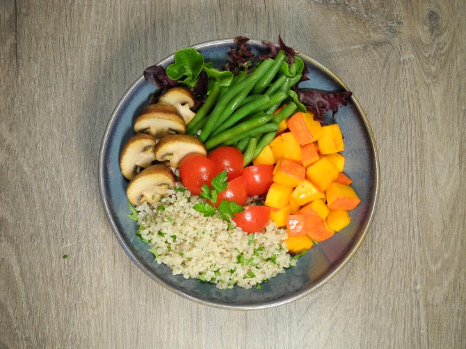 Quinoa Bowl mit saisonalen Zutaten
