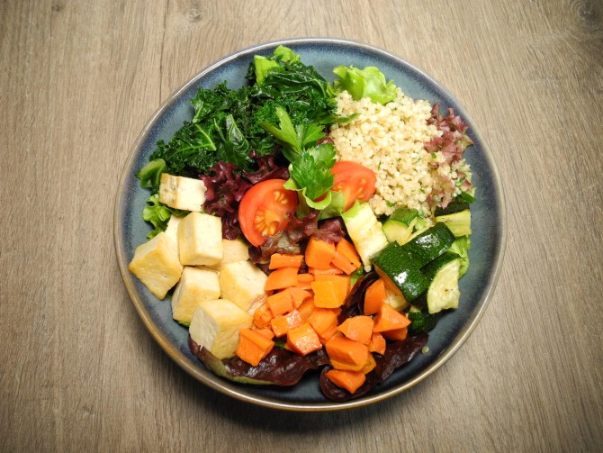 Quinoa Bowl mit saisonalen Zutaten