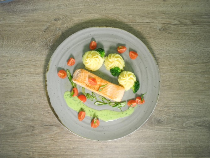 Lachs mit saisonalen Beilagen