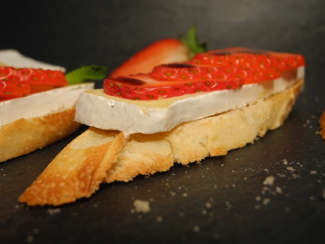 Lunch Crostini Brie Erdbeere