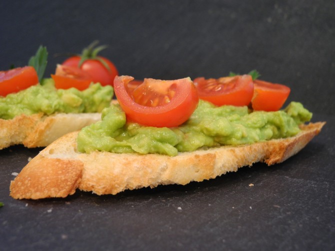 Lunch Crostini Avocadopürree Cherrytomate