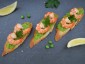 Lunch Crostini Crevette auf Erbspürree