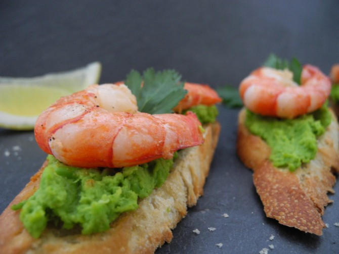 Lunch Crostini Crevette auf Erbspürree