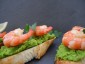 Lunch Crostini Crevette auf Erbspürree