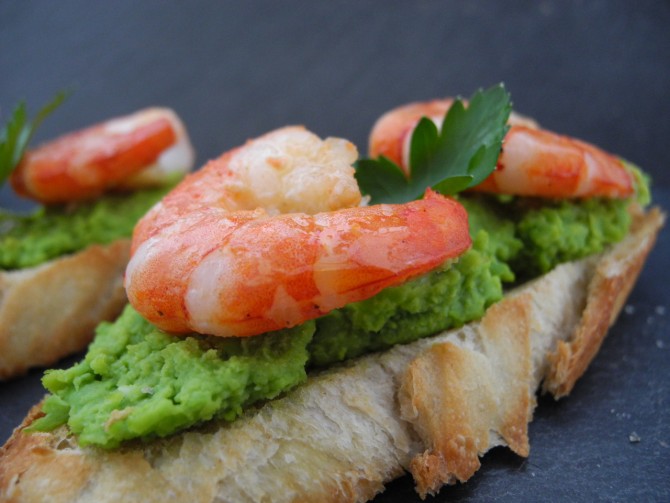Lunch Crostini Crevette auf Erbspürree