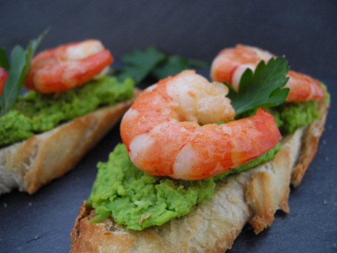 Lunch Crostini Crevette auf Erbspürree