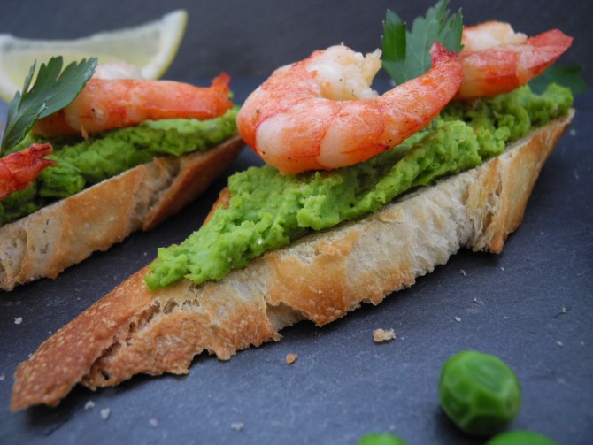 Lunch Crostini Crevette auf Erbspürree