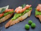 Lunch Crostini Crevette auf Erbspürree
