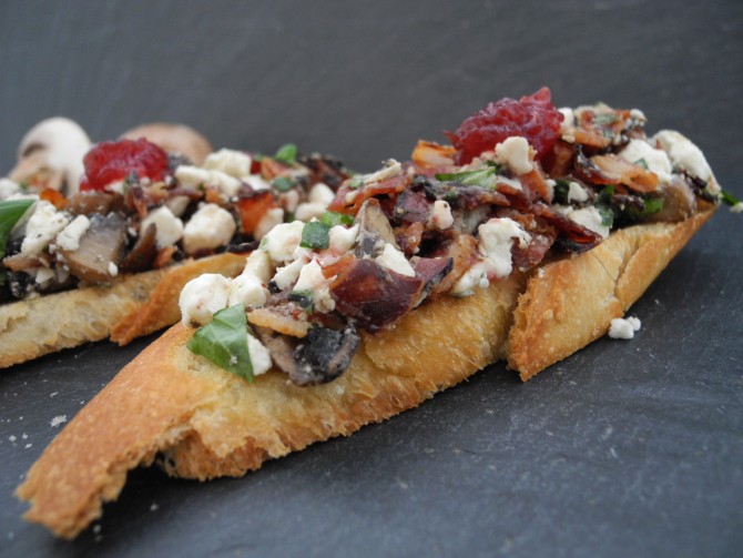 Lunch Crostini Pilz Speck Preiselbeere