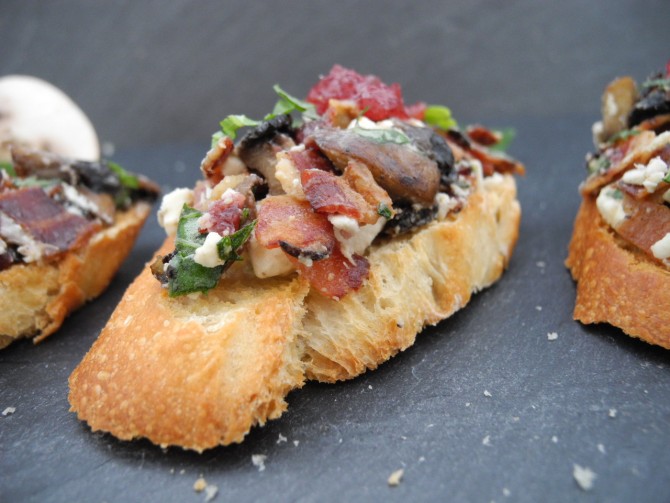Crostini Pilz-Speck-Preiselbeeren