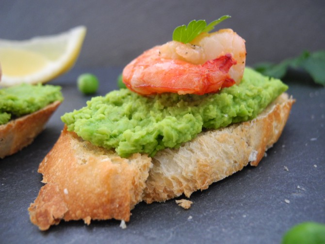 Crostini Crevette auf Erbsenpürree